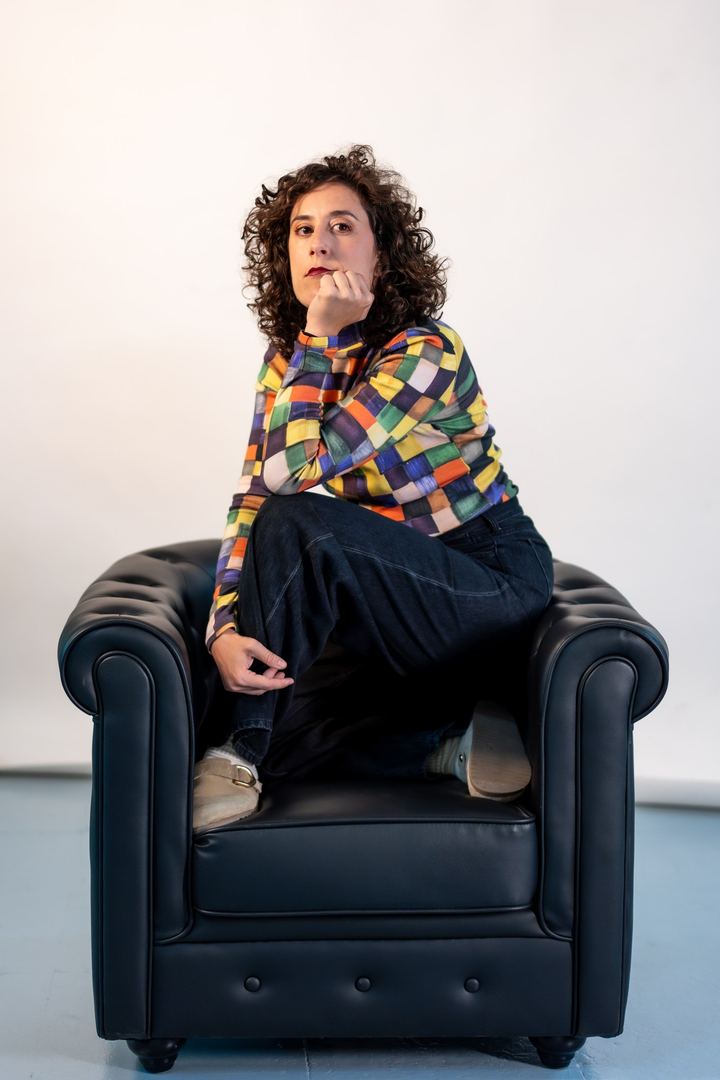 Laura del Val sentada en un sillón de cuero negro